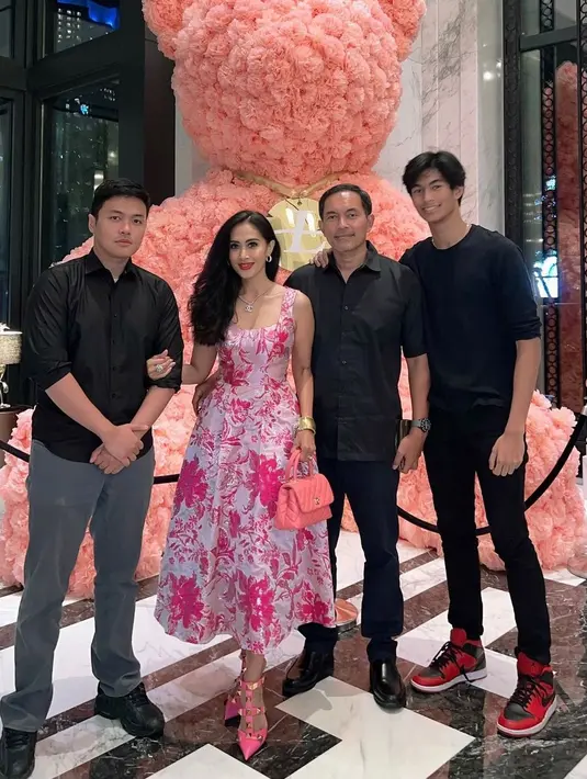 Potret keharmonisan keluarga Diah Permatasari dan Anton. Hampir tiga dekade, keduanya kerap menunjukkan kekompakannya. Seperti potret berikut, pasangan suami istri ini merayakan valentine mengajak kedua anak gantengnya. [Instagram/dps_diahpermatasari]