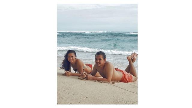 Sering Dikira Pacar, Ini 7 Momen Manis Angela Gilsha dan Adik