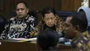 Terdakwa dugaan korupsi pengadaan lahan Bandara Bobong Maluku Utara, Zainal Mus (kiri) dan Ahmad Hidayat Mus menyimak keterangan saksi pada sidang lanjutan di Pengadilan Tipikor, Jakarta, Kamis (20/12). (Liputan6.com/Helmi Fithriansyah)