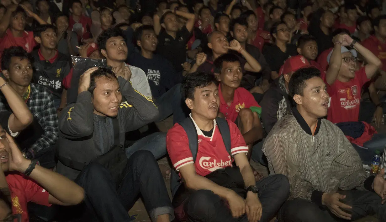 Ekspresi kekecewaan para pendukung Liverpool saat kalah dari Manchester United 1-3 ketika nonton bareng bersama Bola.com di Alibaba Futsal, Bekasi, Minggu (13/9/2015). (Bola.com/Vitalis Yogi Trisna)