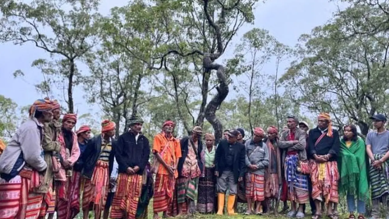 Masyarakat adat saat menggelar ritual penolakan cagar alam Mutis Timau menjadi Taman nasional. (Ola Keda/Liputan6.com)
