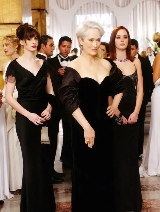 Inspirasi gaun hitam klasik para perempuan di industri fashion, bisa jadi bahan sontekan.  (Foto: vogue.com.au).