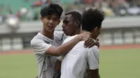 Pemain Timnas Indonesia U-16, Alexandro Felix Kamuru, melakukan selebrasi usai membobol gawang tim Piala Soeratin Bekasi U-17 pada laga uji coba di Stadion Patriot, Kota Bekasi, Jumat (13/3/2020). Kedua tim bermain imbang 1-1. (Bola.com/M Iqbal Ichsan)