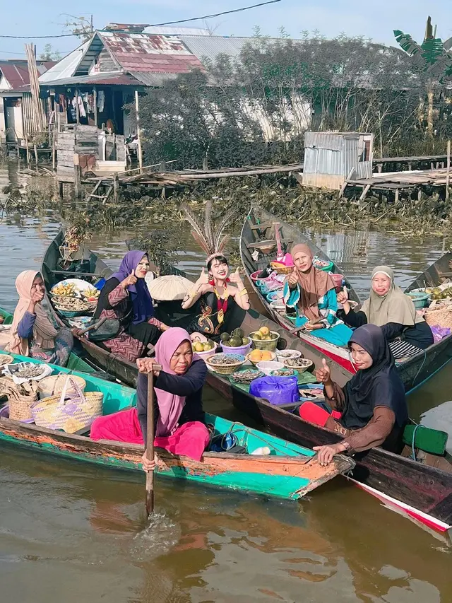 6 Potret Ghea Indrawari Pakai Kostum Adat Dayak, Kunjungi Pasar Terapung