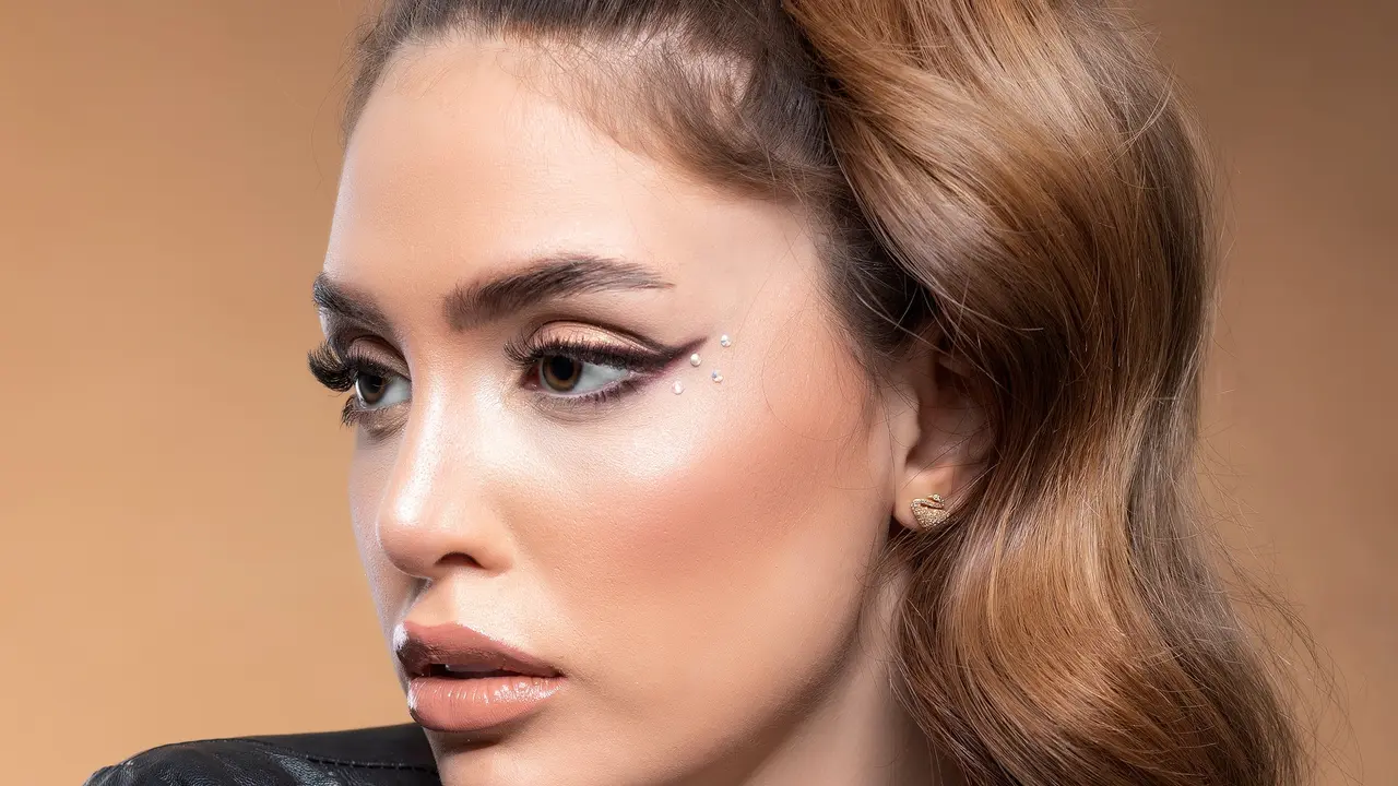 Contoh ilustrasi wanita dengan makeup