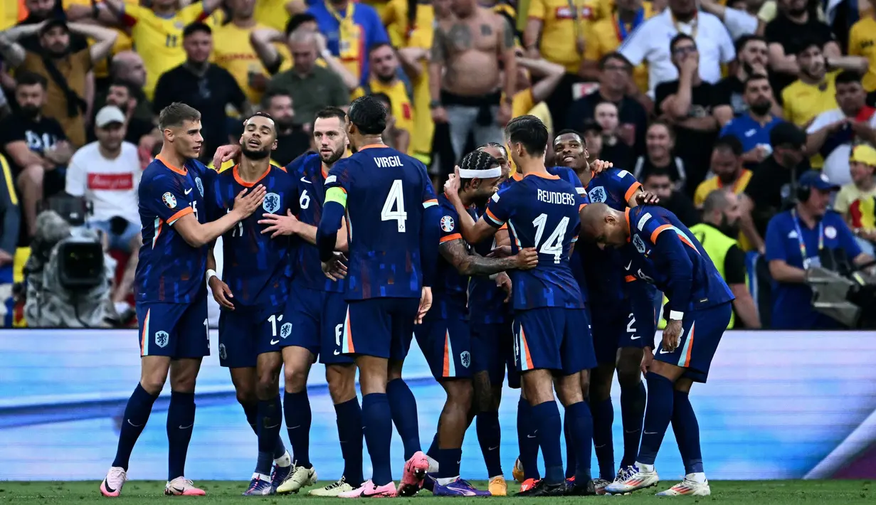 Belanda berhasil menyingkirkan Rumania dengan skor meyakinkan 3-0. (Fabrice COFFRINI/AFP)