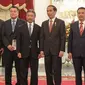 Presiden Jokowi (kedua kanan), Menpora Imam Nahrawi (kanan) beserta delegasi FIFA dan AFC berpose bersama di Istana Merdeka, Jakarta, Senin (2/11/2015). Pertemuan tersebut membicarakan kondisi olahraga sepakbola di Indonesia. (Liputan6.com/Faizal Fanani)