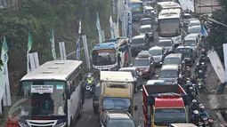 Antrean kendaraan terjebak macet di jalur lingkar Nagrek, Jawa Barat, Sabtu (2/7). Meningkatnya volume kendaraan dari Jakarta dan sekitar menjadi penyebab kemacetan di jalur yang rutin dilintasi pemudik itu setiap tahun. (Liputan6.com/Immanuel Antonius) 