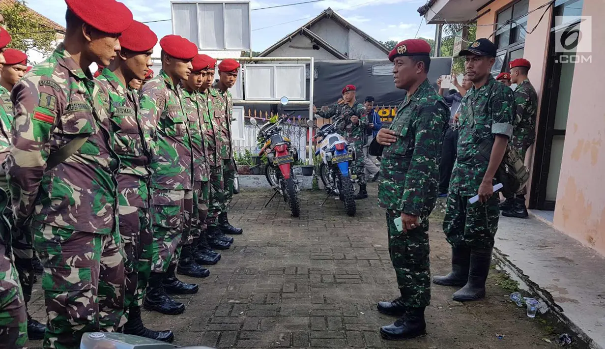 Prajurit Kopassus saat mendapat arahan dari Mayor Inf Usman sebelum membantu  warga terdampak gempa yang mengguncang sejumlah wilayah Jawa Barat dan Banten di Desa Citalahap, Kabupaten Lebak, Bogor (23/1). (LIputan6.com/Pool/Kopassus)