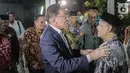 Mantan Wakil Perdana Menteri Malaysia, Datuk Sri Anwar Ibrahim diterima putra Presiden ke-3 RI BJ Habibie, Thareq Kemal Habibie saat tiba di Patra Kuningan, Jakarta, Rabu (9/10/2019). Kedatangan Anwar untuk takziah atas wafatnya Habibie. (Liputan6.com/Faizal Fanani)