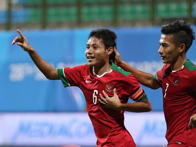 Ekspresi Evan Dimas Darmono (6) setelah mencetak gol kedua ke gawang Filipina U-23 dalam penyisihan Grup A Sepakbola SEA Games 2015 di Stadion Jalan Besar, Singapura. Selasa (9/6). (Bola.com/Arief Bagus)
