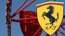 Pengunjung menikmati wahana roller coaster "Red Force" dalam acara peresmian Ferrari Land, di PortAventura resort, Barcelona, Spanyol, (6/4). Roller coaster ini merupakan yang tercepat dan tertinggi di Eropa. (AFP Photo / Lluis Gene)