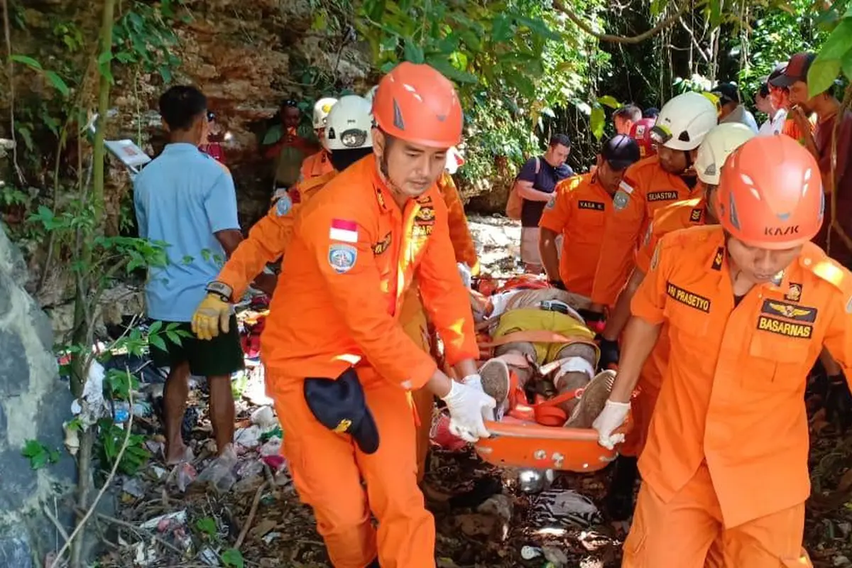 Turis Rusia terjun ke Jurang