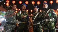 Sejumlah personel Banser ikut menjaga Kelenteng Tien Kok Sie saat malam Tahun Baru Imlek di Solo, Kamis malam (15/2).(Liputan6.com/Fajar Abrori)