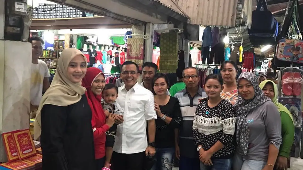 Bupati Banyuwangi Abdullah Azwar Anas menyambangi pasar bersama istri
