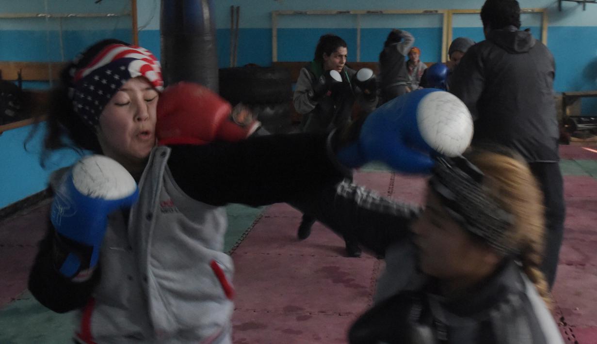 Bertinju bagi wanita sempat dilarang dan menjadi sesuatu yang tabu di Afganistan, (27/1/2016). (AFP/Shah Marai)