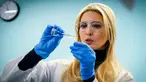 Ivanka Trump menggunakan pipet mengukur tingkat nikotin dalam rokok ketika melakukan kunjungan di laboratorium di  Waukee Innovation and Learning Centre di Waukee, Iowa, (19/3). (Rodney White/The Des Moines Register via AP)