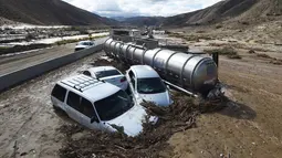 Ratusan kendaraan terjebak di jalan akibat tanah longsor di California Highway 58 di Mojave, Sabtu (16/10/2015). Tanah longsor akibat hujan deras yang mengguyur kawasan tersebut. (AFP Photo/Mark Ralston)