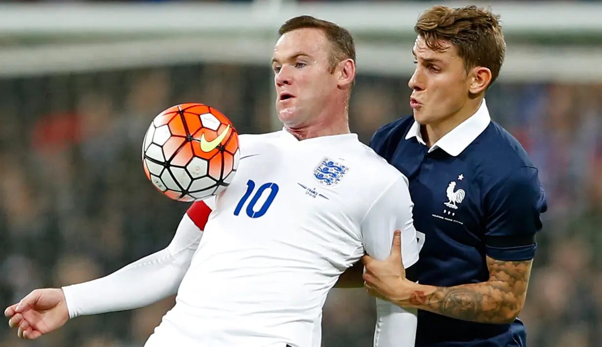 Penyerang Inggris, Wayne Rooney berusaha mengontrol bola dari kawalan bek Prancis, Lucas Digne pada laga persahabatan di Stadion Wembley, London, (18/11). Inggris menang atas Prancis dengan skor 2-0. (Reuters/Carl Recine)