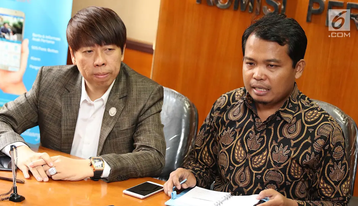 Ketua KPAI, Susanto dan Kuasa Hukum Hendry Indraguna memberi keterangan, Jakarta, Jumat (4/5). Hendri menyangkal apabila pihak yang mendatangi keluarga korban sembako maut bernama Rizki berasal dari Relawan Merah Putih. (Liputan6.com/Immanuel Antonius)