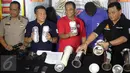 Penyidik Tindak Pidana Narkoba Bareskrim Polri menunjukkan barang bukti narkotika di Mabes Polri, Jakarta, Selasa (3/5). Petugas berhasil mengungkap sindikat internasional dengan mengamankan barang bukti 3000 gram sabu. (Liputan6.com/Johan Tallo)