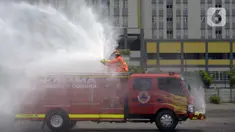 Petugas melakukan penyemprotan cairan disinfektan di Wisma Atlet Kemayoran, Jakarta Pusat, Sabtu (21/3/2020). Wisma Atlet Kemayoran disemprot cairan disinfektan sebelum dijadikan rumah sakit darurat virus corona COVID-19. (merdeka.com/Imam Buhori)