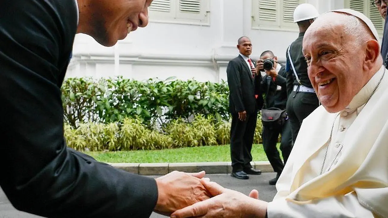 Kunjungan ke Indonesia, Paus Fransiskus Tampil Sederhana Jadi Sorotan dengan Jam Tangan Rp100Ribuan