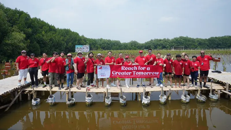 Great Eastern General Insurance Indonesia (GEGI) melaksanakan penanaman 1.000 bibit mangrove di pulau Pari, Kepulauan Seribu, yang diikuti oleh seluruh staf di Jakarta. (Dok Great Eastern)