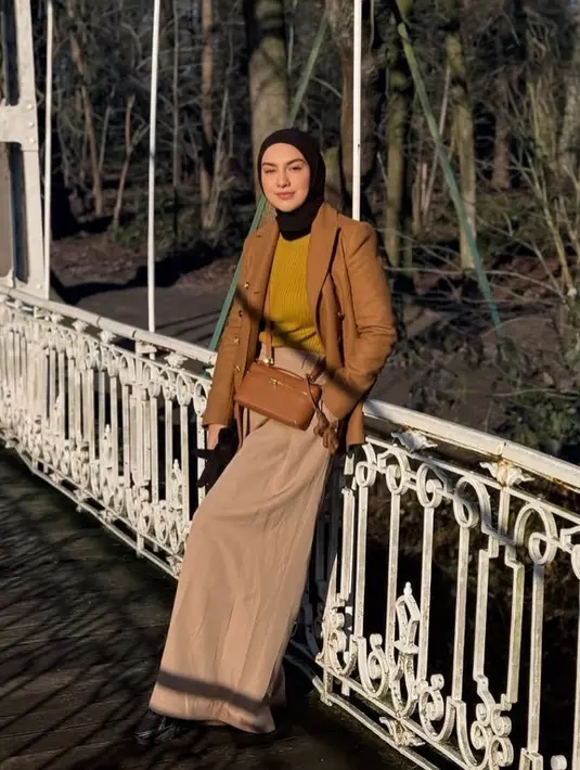 Irish juga menikmati beberapa tempat di Belgia, masih musim dingin, Irish pun tampil dengan gaya pakaian layering. Kali ini ia memilih mengenakan blazer coklat serasi dengan tas Loro Piana nya. [@_irishbella_]