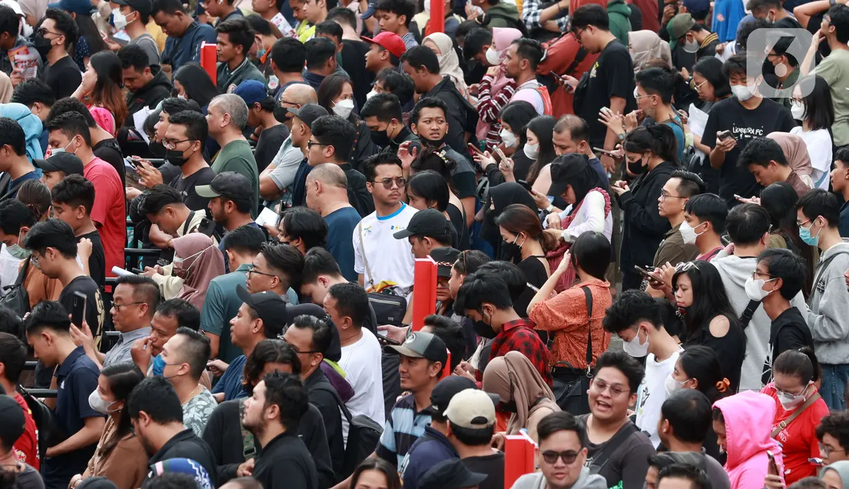 Ribuan suporter antre panjang saat penukaran tiket Timnas Indonesia melawan Argentina di Wisma Serbaguna Senayan, Jakarta, Sabtu (17/6/2023). (Bola.com/M Iqbal Ichsan)