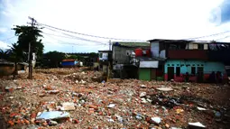 Suasana bongkaran rumah yang terdampak normalisasi sungai Ciliwung  Rawajati, Jakarta, Rabu (16/11/2022). Pemprov DKI Jakarta kembali melanjutkan normalisasi kali Ciliwung Kelurahan Rawajati menjadi prioritas penanganan banjir pada 2023.  Dengan luas lahan yang dibebaskan sebesar 4.780 meter persegi dengan jumlah 22 kk. (merdeka.com/Imam Buhori)