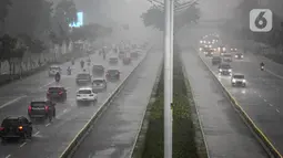 Kendaraan melintas saat turun hujan di Jalan Jenderal Sudirman, Jakarta, Minggu (18/10/2020). Badan Meteorologi, Klimatologi, dan Geofisika (BMKG) menyatakan musim hujan berlangsung mulai Oktober dan diprediksi mencapai puncaknya pada Januari hingga Februari 2021. (Liputan6.com/Faizal Fanani)