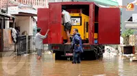 Sebuah mobil pompa air milik DPU DKI Jakarta masih terlihat bersiaga di wilayah Kebon Baru (Liputan6.com/Helmi Fithriansyah)