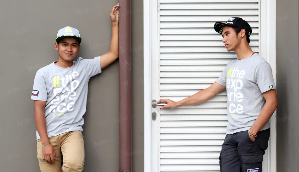 Imanuel Pratna (kanan) dan Galang Hendra akan berlomba pada ajang Asia Road Racing Championship (ARRC) yang digelar di sirkuit Sentul, 5-7 Agustus. (Bola.com/Nicklas Hanoatubun)
