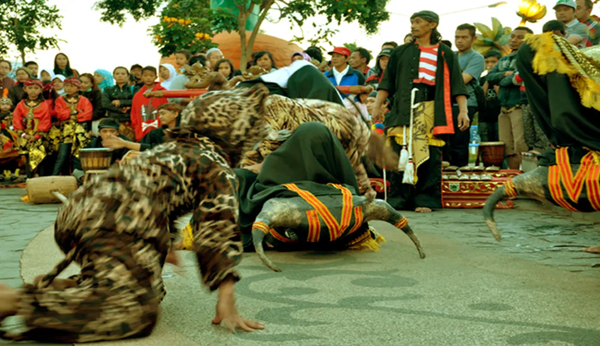 Seni  Bantengan  yang sudah ada sejak  jaman  Kerajaan Singasari  (yang di temukan relief di situs  candi  Jago)  sangat  erat kaitannya dengan Pencak Silat. (Liputan6.com/wwn)