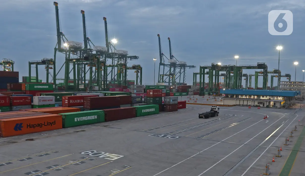 Aktivitas bongkar muat peti kemas di pelabuhan Tanjung Priok, Jakarta, Kamis (14/11/2019). Menteri Keuangan Sri Mulyani Indrawati menargetkan pertumbuhan ekonomi Indonesia tahun 2020 mencapai 5,3%. (Liputan6.com/Herman Zakharia)