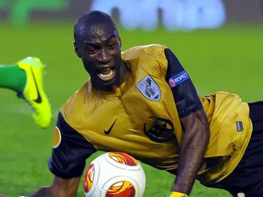 Pemain Vitoria Guimaraes Chris Malonga terjatuh saat bertanding pada Liga Eropa Grup I pertandingan sepak bola antara real Betis vs Vitoria Guimaraes di stadion Villamarin Benito, Sevilla (24/10/13). (AFP/Jorge Guerrero)