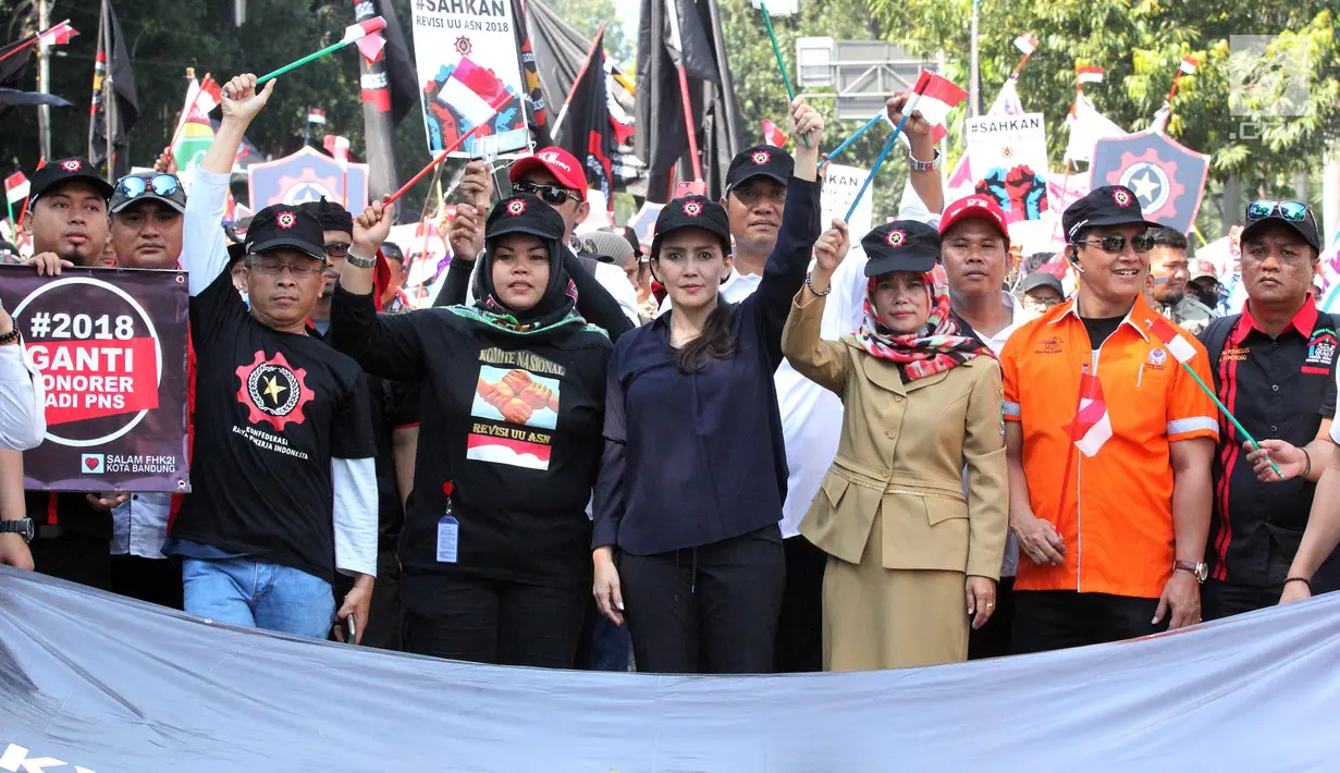 Ketua Umum KPRI Rieke Diah Pitaloka bersama ribuan buruh turun ke jalan saat menggelar karnaval dan deklarasi dalam peringatan Hari Buruh Sedunia, Jakarta, Selasa (1/5). (Liputan6.com/JohanTallo)