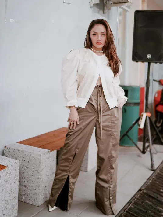 Pada bulan Maret lalu, ia telah berhasil menurunkan berat tubuhnya 1o kg. "Para pejuang sehat!!! Udah turun 10kg nii!! Semangat 10kg lagii ya dok @cissienugraha biar makin body goals!!," tulisnya dalam potret lain. [Instagram/sitibadriahh]