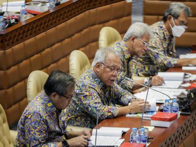Menteri Pekerjaan Umum dan Perumahan Rakyat (PUPR) Basuki Hadimuljono mengikuti Rapat Kerja dengan Komisi V DPR RI di Kompleks Parlemen, Senayan, Jakarta, Rabu (7/6/2023). (Liputan6.com/Faizal Fanani)