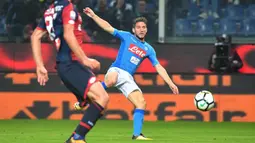 Aksi pemain Napoli, Dries Mertens melepaskan tembakan ke gawang Genoa pada lanjutan Serie A di Luigi Ferraris stadium, Genoa, (25/10/2017). Napoli menang 3–2. (Luca Zennaro/ANSA via AP)