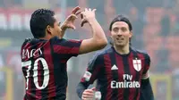  Carlos Bacca (kiri) menyumbang satu gol untuk AC milan saat melawan CFC Genoa pada lanjutan Liga Italia Serie A pekan ke-25 di Stadion  San Siro, Milan, Minggu (14/2/2016) WIB.  (EPA/Matteo Bazzi)