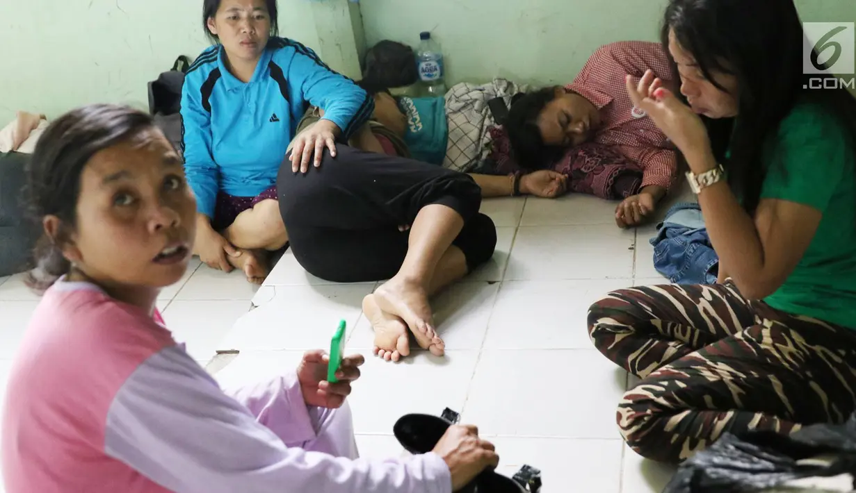 Sejumlah Pembantu Rumah Tangga (PRT) pengganti atau infal menunggu panggilan bekerja di tempat Penyalur Tenaga Kerja Bu Gito, Jakarta, Senin (19/6). Jelang lebaran, penyedia jasa pembantu infal mulai kebanjiran permintaan. (Liputan6.com/Immanuel Antonius)