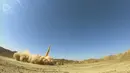 Rudal Khaibar-buster diluncurkan dari lokasi yang dirahasiakan di Iran, 10 Februari 2022. Iran meluncurkan rudal baru dengan jangkauan yang akan memungkinkannya mencapai pangkalan AS di wilayah tersebut serta target di dalam musuh bebuyutannya, Israel. (IMA Media via AP)