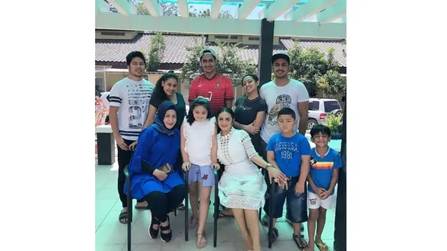 Sempat Berseteru, Ini 6 Potret Kedekatan Krisdayanti dan Mantan Istri Raul Lemos