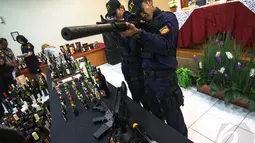 Petugas Bea dan Cukai menunjukan senjata air soft gun ketika gelar barang bukti penegahan barang impor dan ekspor di Tanjung Priok, Jakarta, Selasa (29/4/2014) (Liputan6.com/Faizal Fanani).