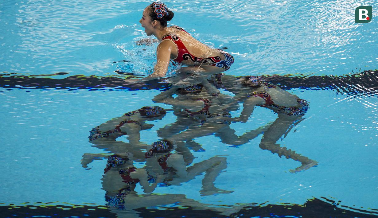 Para perenang China tampil pada nomor beregu cabang renang indah Asian Games XVIII di Stadion Aquatic Senayan, Jakarta, Rabu (29/8/2018). Tim China berhasil meraih medali emas. (Bola.com/Vitalis Yogi Trisna)