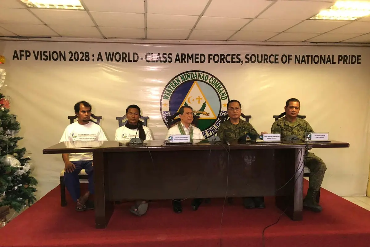 Konferensi Pers Dubes RI untuk Filipina Dr Sinyo Harry Sarundajang bersama dua WNI yang menjadi korban sandera Abu Sayyaf, dan militer Filipina.