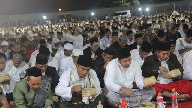 Bupati Purbalingga, Tasdi (kedua dari kiri) kala mengikuti salat subuh berjamaah ASN terbanyak yang mencatatkan rekor MURI pada Sabtu, 10 Juni 2017. (Foto: Liputan6.com/Dinkominfo PBG/Muhamad Ridlo)