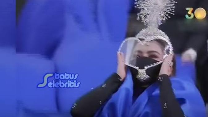Penampilan totalitas Syahrini di acara HUT SCTV ke-30. (Sumber: YouTube/SCTV)